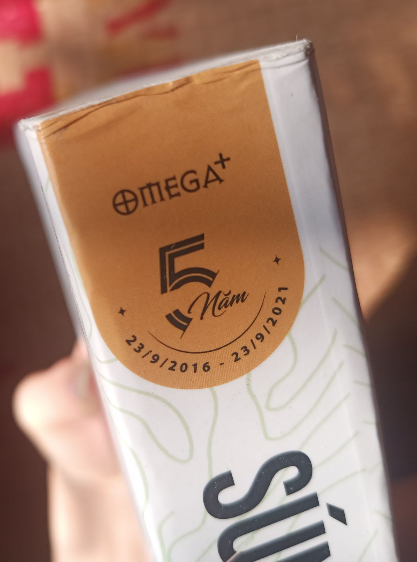 Mình cứ tưởng cuối cùng Tiki cũng chọn được cỡ hộp phù hợp với kích thước sách, mở ra thì thất vọng toàn tập. 4 góc bìa đều móp, thậm chí bìa trước còn lõm hẳn xuống nhiều tranh sách. Gáy quá nhăn, hơi trầy nữa. Bìa sau có vệt lõm như bị vật cứng đè lên. Mình mua sách không chỉ để đọc mà còn để trưng, giờ chỗ nào cũng lỗi thế này, có ai mà không tức cho nổi? Tiki trả lời cho mình đi, chính sách đổi trả thế nào? Mình không chấp nhận sản phẩm tệ như thế này được!