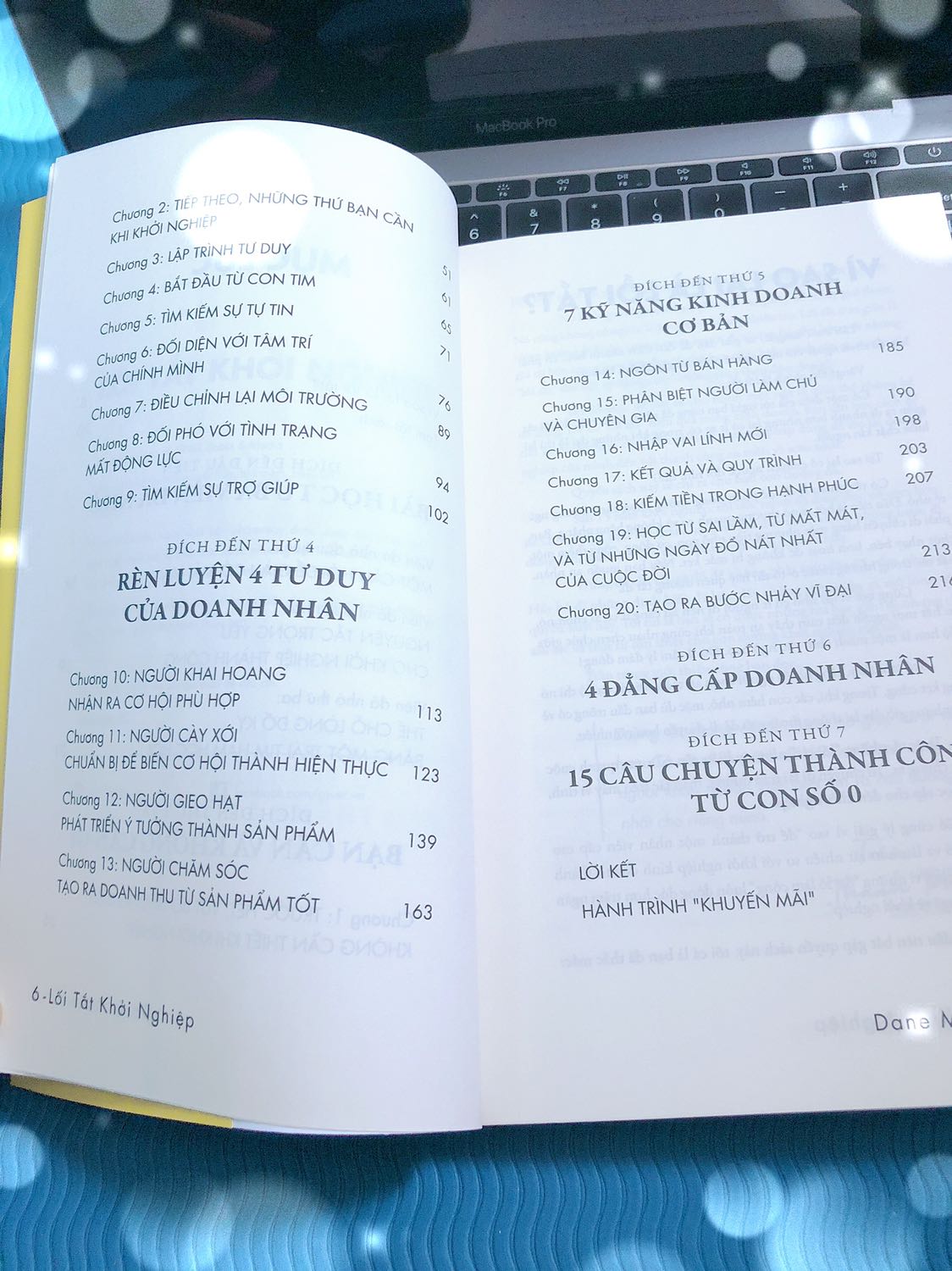 Em cám ơn anh Phong đã dịch cuốn sách này , lúc nhận sách em đã ngồi xem ngay luôn và vỡ lẻ ra nhiều thứ rất hay ho và bổ ích có thể áp dụng cho việc kinh doanh của mình . 
Cám ơn tiki đã đồng hành cùng mình đặt sách 2h là nhận dc ngay 
Mình mong những ai đang trong giai đoạn lập nghiệp - khởi nghiệp như mình đều có duyên và cơ hội học tập những kiến thức và kinh nghiệm từ anh chị đi trước và sách .