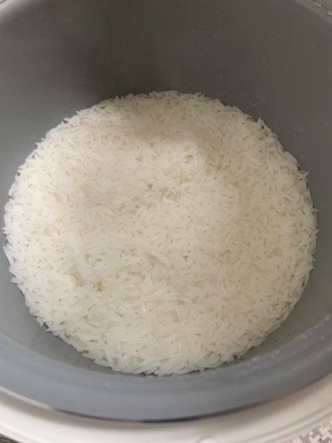 Mình nấu 1,5 cup gạo và cho nước đến mốc 2 cup của nồi thì cơm chín nhưng hơi khô tí, khoảng 15 phút là nhảy warm rồi, xà quần tí rồi ăn là vừa.
Để thử thêm nhiều nước hơn tí coi có bị lớp đáy như này nữa không.