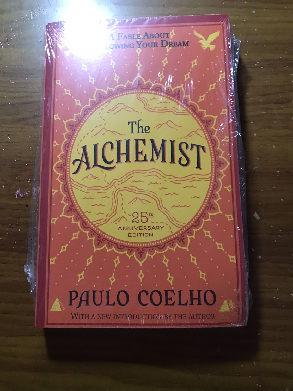 Sách được bọc chống sốc và còn nguyên bao bì nilon. Nhỏ hơn mình tưởng, khoảng 1 gang tay, nhẹ và mới. Chữ nhỏ, giấy cho cảm giác xưa cũ.