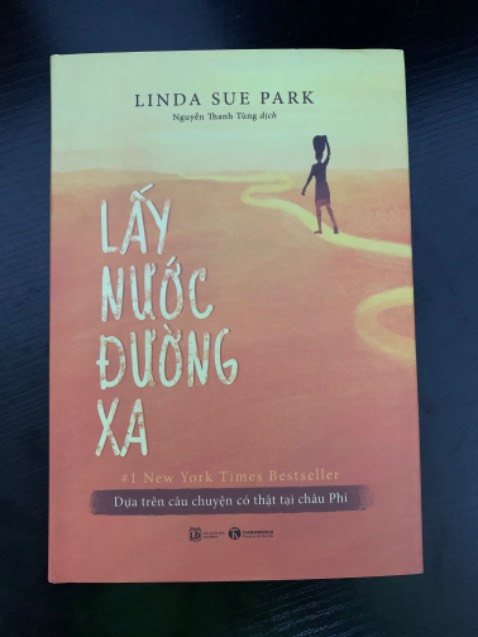 Sách chưa đọc nên mình chưa đánh giá về nội dung. Sách đẹp, bìa cứng, nhỏ lẫn mỏng.

Tiki tiếp nhận và gửi hàng nhanh. Đợt này khâu đóng gói kĩ hơn nhiêu, có đệm thêm miếng carton để chống sốc rồi còn bọc màng căng đỡ bị dơ nữa nên nhận về sách còn nguyên vẹn.

Shipper vui vẻ, nhiệt tình.
