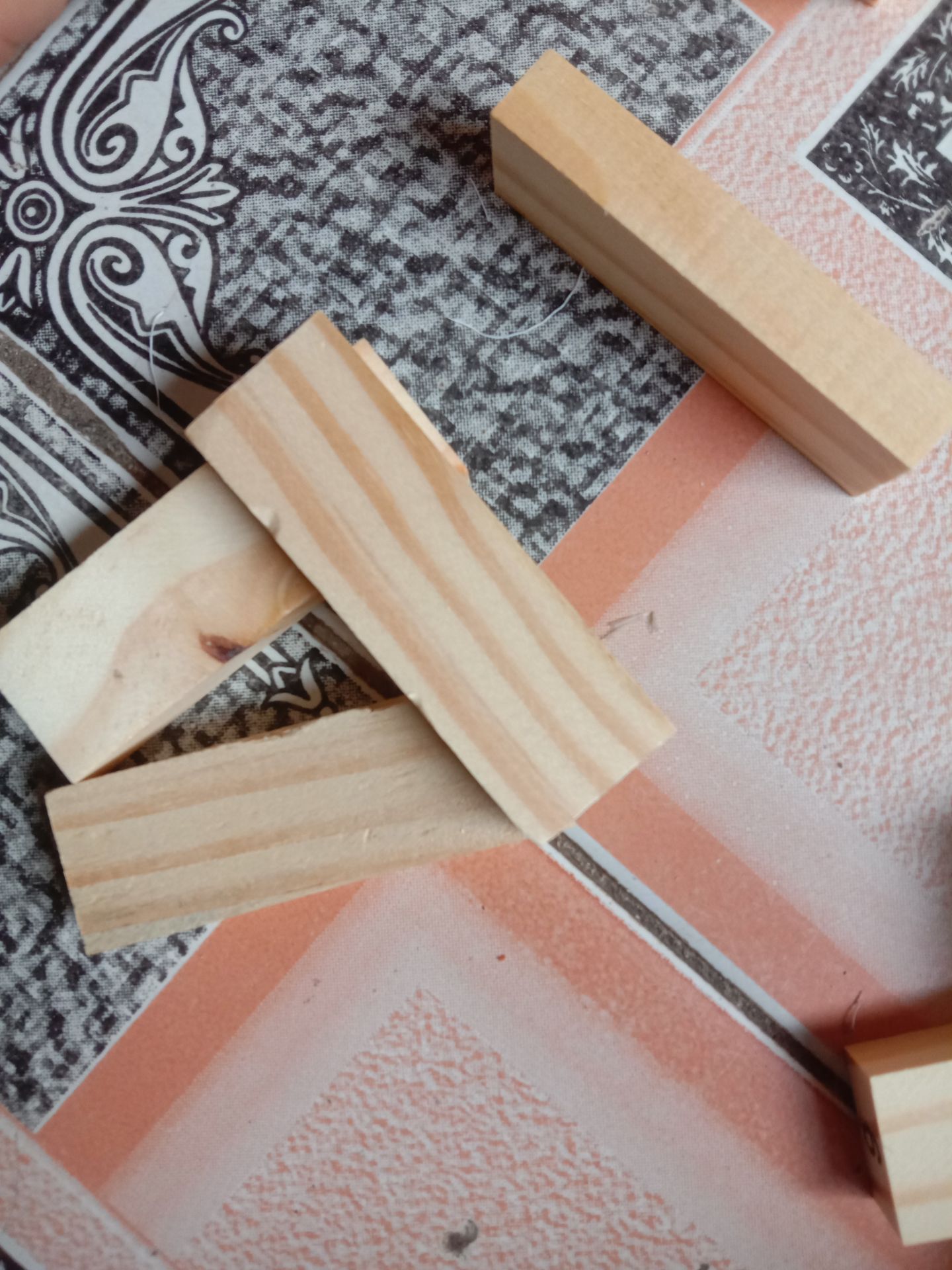 sản phẩm phù hợp với giá tiền. giao hàng nhanh. nhưng một vài mảnh bị lỗi.chưa hài lòng lắm