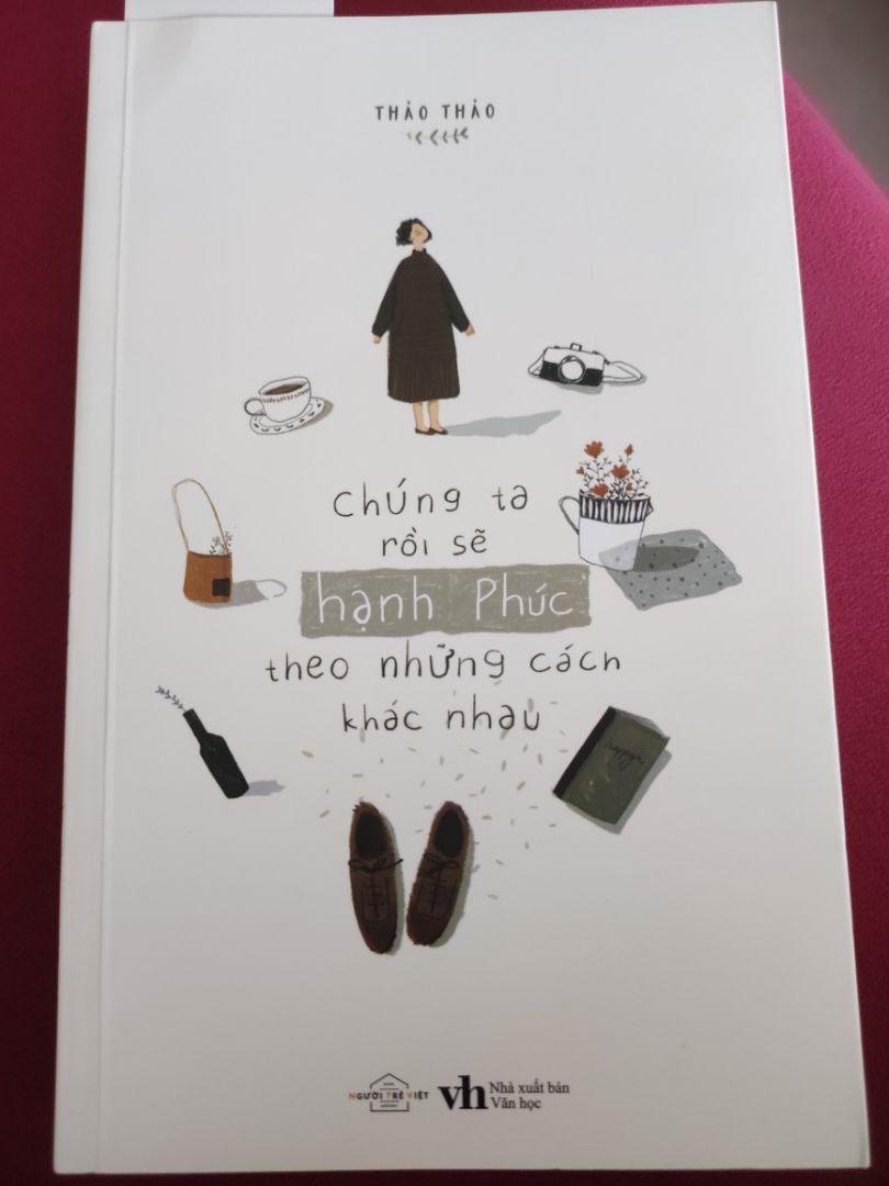 Đây là cuốn sách dành cho các bạn nữ thất tình, mới trải qua đổ vỡ tình cảm. Tôi không thuộc nhóm đối tượng này nên cảm giác như bị lời đề giới thiệu *** mua sách. Giới thiệu của sách hoàn toàn không hề về chủ đề chia tay, nhưng mua về rồi mới thấy 95% sách lan man về việc hậu chia tay, về việc "giá trị của bạn nữ không mất đi chỉ vì người ấy không yêu bạn nữa" vân vân mây mây, có thể là ý nghĩa chữa lành với đối tượng của sách nhưng đối với tôi, người đang bình thường không đổ vỡ gì, muốn tìm một cuốn sách nhẹ nhàng đọc để cảm thấy hạnh phúc thì nói thật là đọc sách này chỉ trầm cảm thêm vì tự dưng lại phải đọc về nỗi buồn chia tay, đổ vỡ ... Xong lên tiki đọc kỹ lại các review 1 sao mới thấy nhiều người cũng bị tốn tiền như mình. Sau này chắc không dám mua sách chỉ vì lời tựa đề giới thiệu nữa và mấy review tâng bốc nữa, *** người quá. 
Bạn tác giả viết sách cho các bạn nữ thất tình thì nói thẳng ra, lại trá hình là sách đề tài hạnh phúc dành cho tất cả mọi người. Bó tay. cho 1 sao vì bìa đẹp, sách mới.