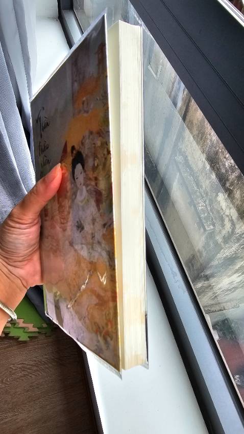 Sao lại gửi cho mình sách bị ố vàng vậy, giận quá