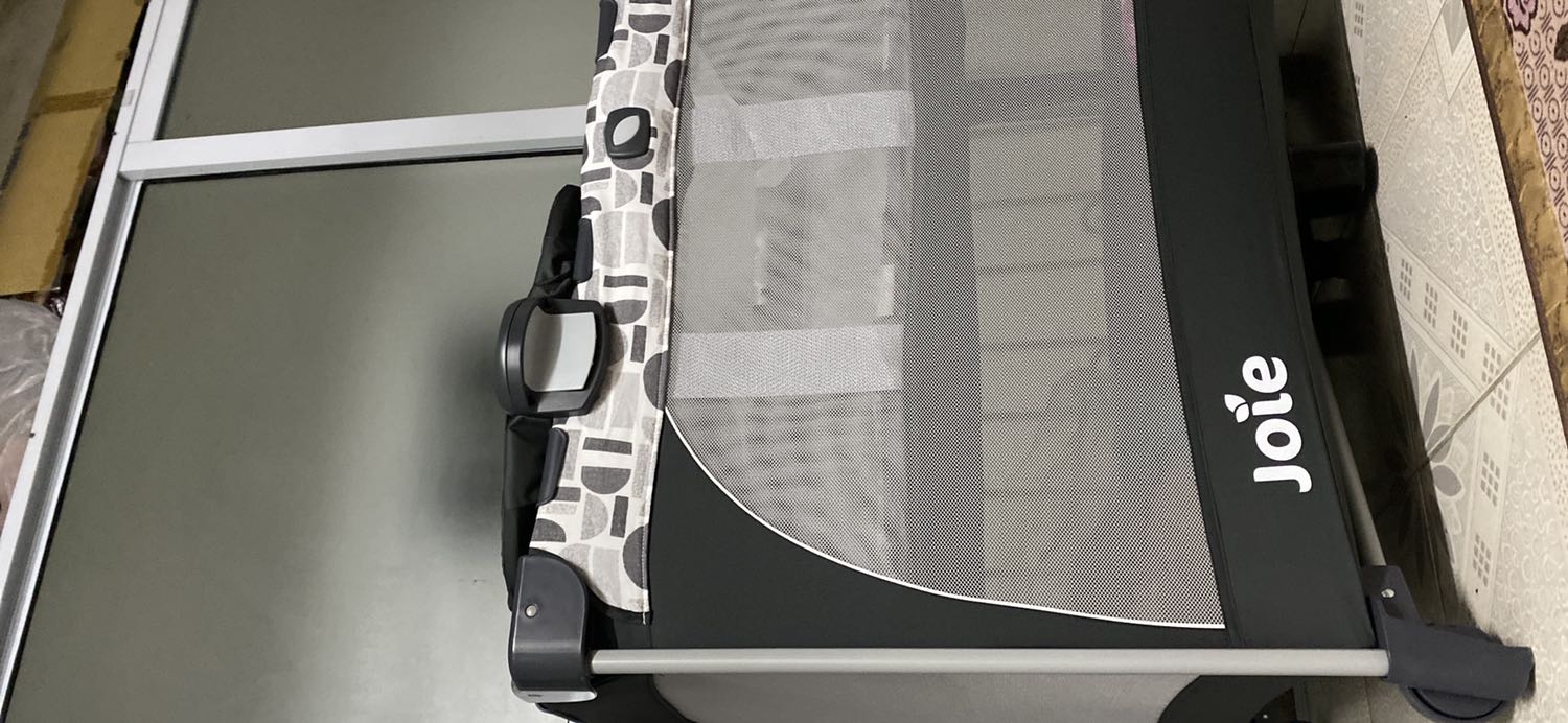 Tạm được, cũi hơi to và cần gập cúi thấp người xuống để bế em bé. Chưa có mức điều chỉnh hạ độ cao thấp của cũi