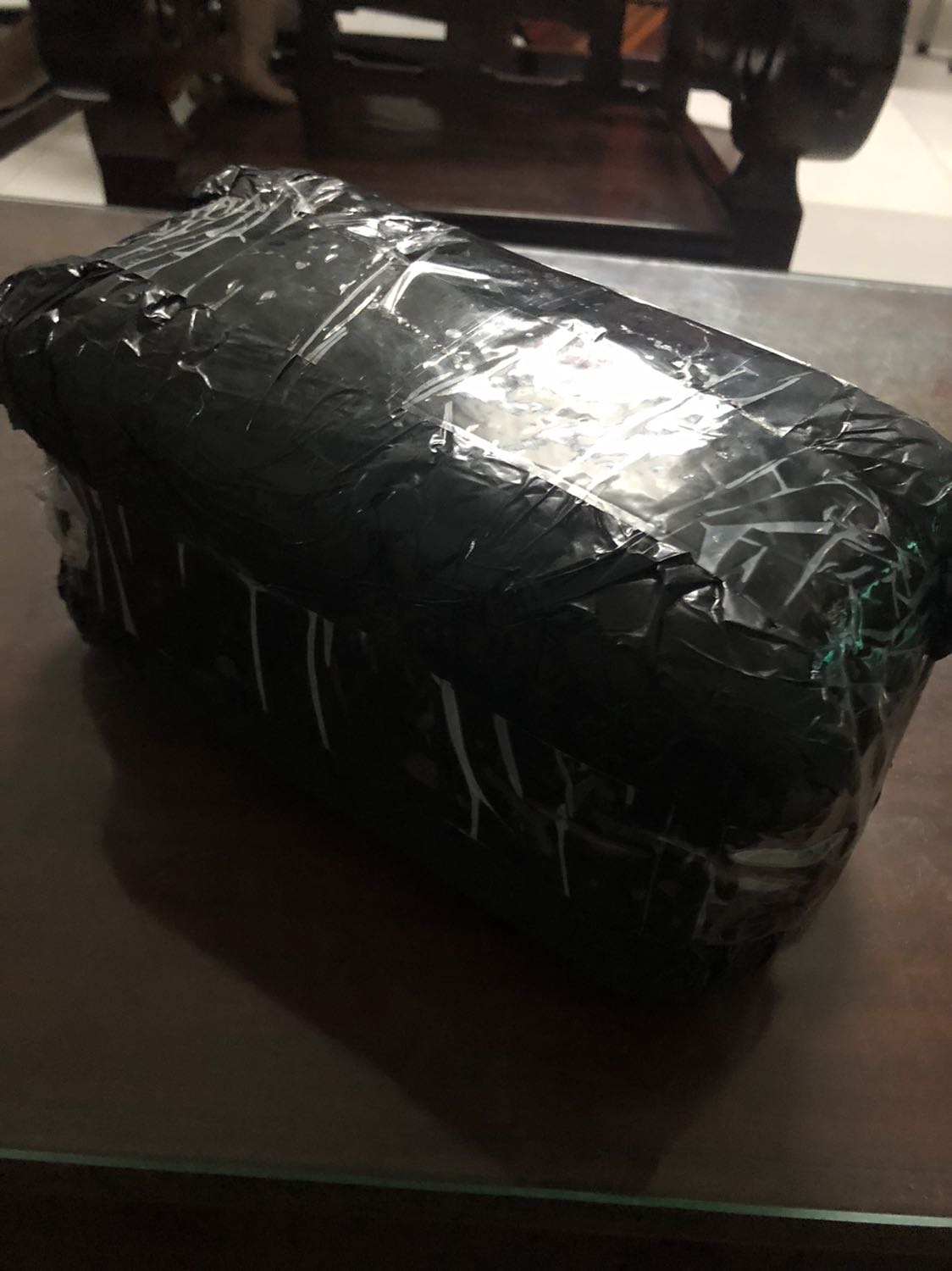 Mua kèm camera nên đóng gói chung, chắc chắn, cẩn thận.
Shop giao đúng mẫu, hàng nguyên seal.
Chỉ là thấy nhà sx ghi bảo hành tận 7 năm nhưng shop không đề cập đến chế độ hay thời hạn bảo hành, cũng ko thấy dán tem bảo hành luôn.