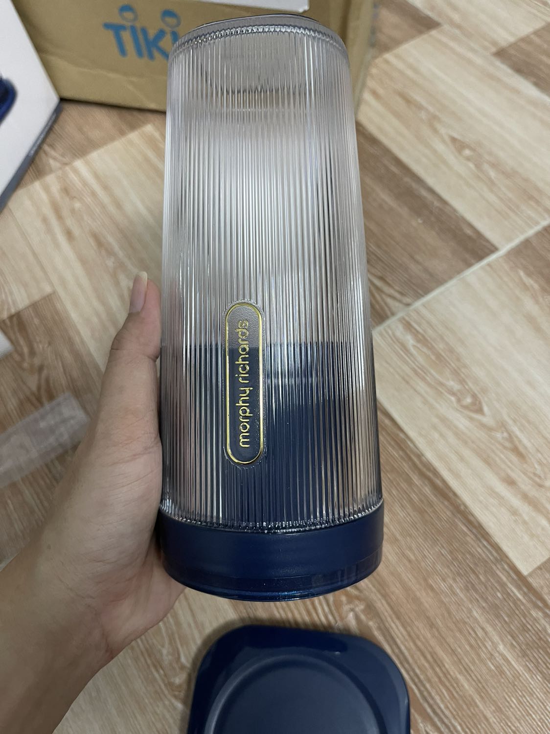 Sản phẩm cứng cáp ok,xay thì k như mình mong đợi lắm,có thể chỉ xay những trái cây mềm thôi,chắc mình xay hơi nhiều nên thấy khó xay,phải khoáy lên mới đều.để thử xài vài lần nữa xem sao,cái sạc thì sạc dt dc nhưng rất chậm (dù sao nó k phải là cái sạc dt nên mình chỉ nói thêm chứ k chê sản phẩm).