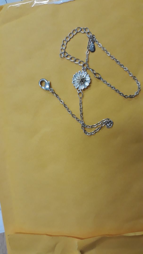 Lắc có màu hơi xỉn và khá rộng, mình phải đeo chân mới vừa hiccc