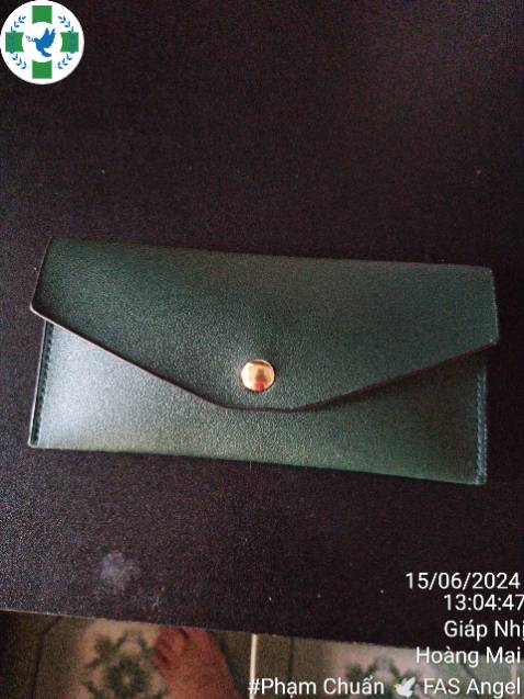 Gọng kính chắc chắn,đeo thoải mái. Chất lượng hoàn thiện tốt. Có bao da bảo vệ và khăn lau kính rất thuận tiện.