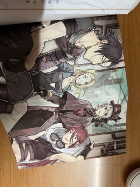 Bìa đẹp, chất lượng, bao bọc kỹ lưỡng
Nội dung hay, phần dịch đôi lúc vẫn hơi khó hiểu, phải đọc đi đọc lại nhiều lần
Đầy đủ postcard đi kèm