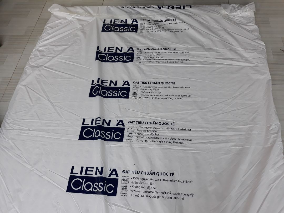 Chất lượng hàng cao su thật chứ ko phải mút xốp. Nệm mới hơi có mùi cao su nhưng không quá nồng, vẫn ổn. Giao hàng đúng hẹn. Nệm được đóng gói kỹ nên lúc nhận vẫn mới tinh sạch sẽ, không trầy xước.