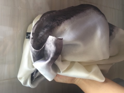 Chất liệu rất tốt. Hoa văn thật sự rất nổi bật. Nhận hàng giống hình luôn ạ. Đóng gói kỹ lưỡng