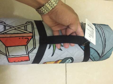 thảm đẹp, có quai cằm và chống thắm nước, đóng gói kĩ.