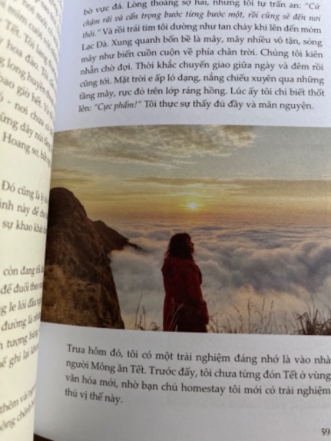 Sách có nhiều hình ảnh rất đẹp.
Những chia sẻ chân phương từ cô gái trẻ ưa ngao du, dám dấn thân.