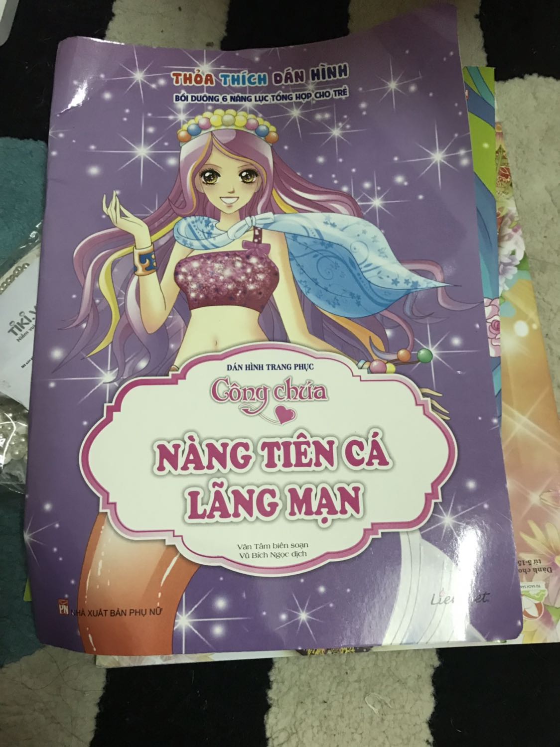 Bạn ơi, hôm nay mình nhận sản phẩm rất kém chất lượng giao hàng. Sách bị nhàu nát. Xem lại giúp mình nhé