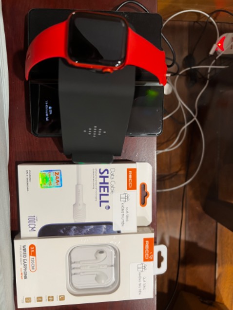 Đóng gói tốt, cẩn thận. Quà tặng đi kèm nhiều và trông chất lượng. Tuy nhiên, sản phẩm khi xạc các thiết bị sau nhiều giờ từ tối đến sáng vẫn không đầy pin..