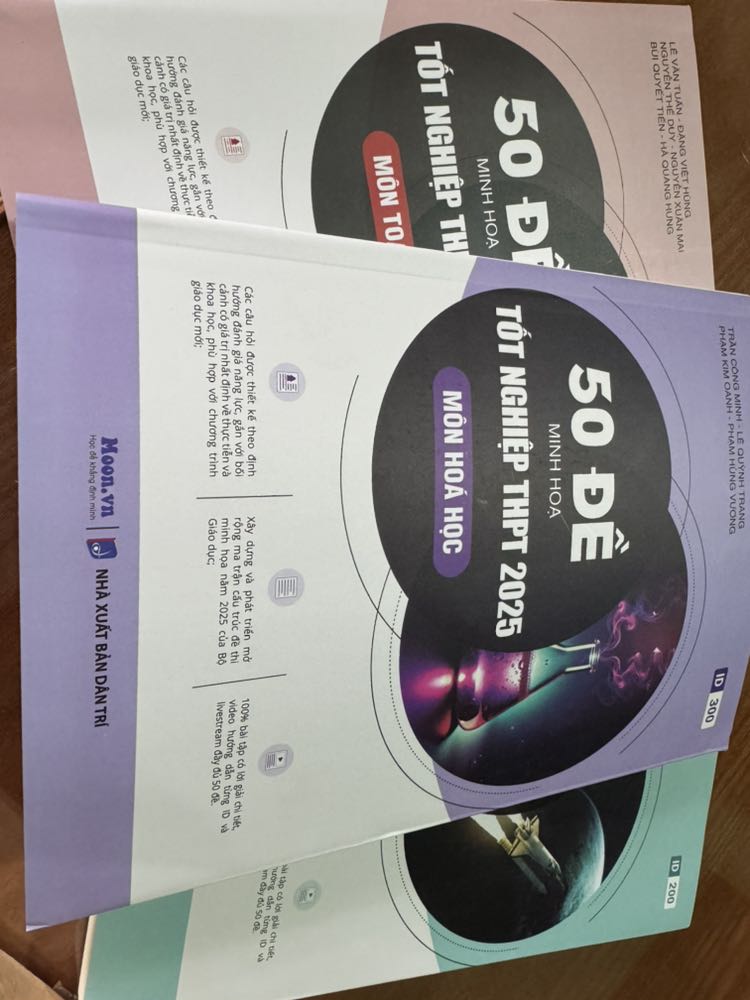 Vận chuyển khá nhanh, sách đến tay không móp méo, có tặng thêm phiếu tô tn