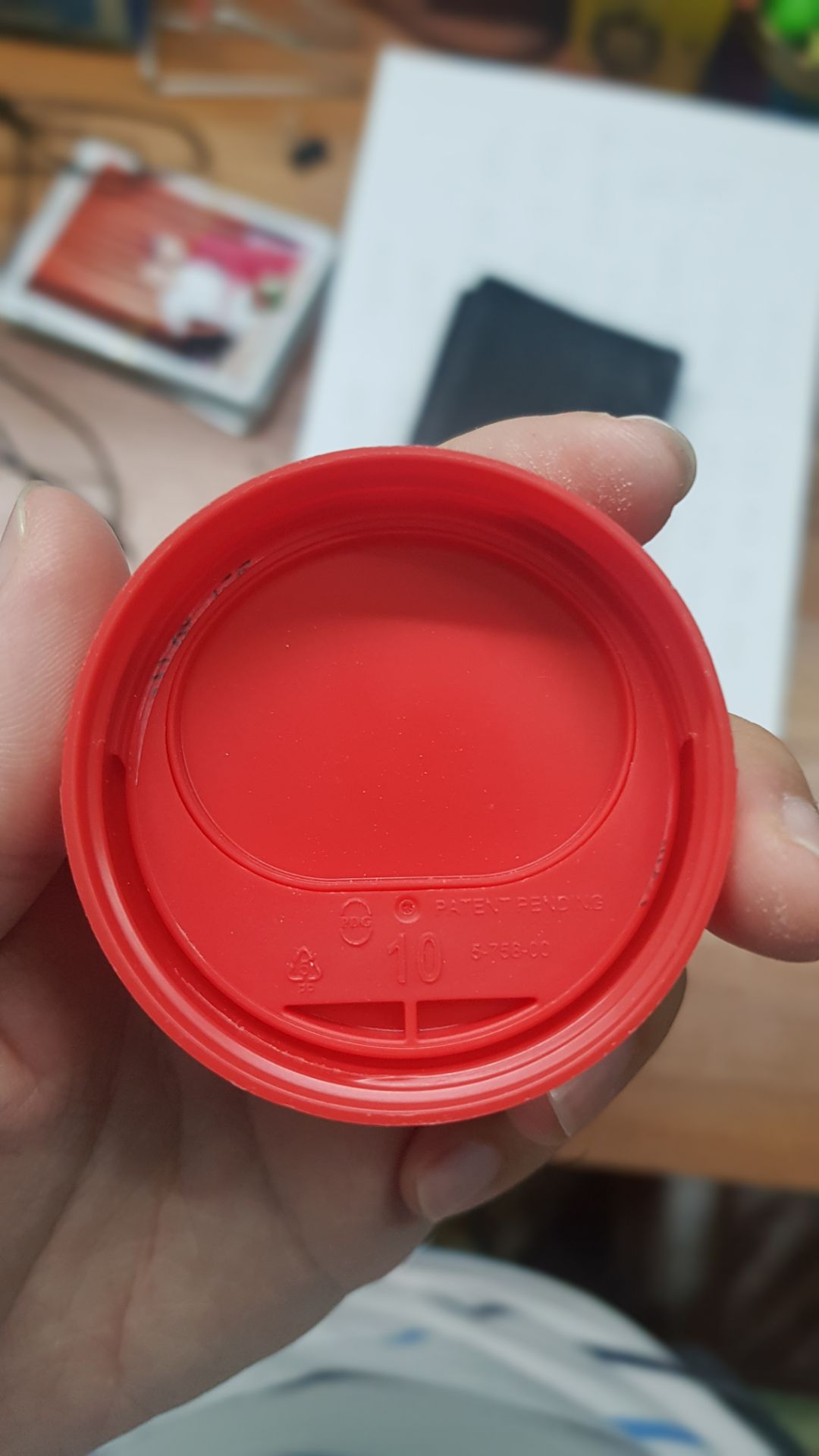 khi mở hộp ra tôi thấy bên trong hộp có lẫn 2 LOẠI: VIÊN MÀU TRẮNG & VIÊN MÀU VÀNG. Tôi có hỏi bạn bè ở Mỹ, họ có nói: Hãng Costo (nhà sản xuất thương hiệu Kirkland) có sản xuất Glucosamine với 2 loại là màu trắng và màu vàng, mỗi loại sẽ có thiết kế sản phẩm khác nhau một chút. Nhưng KHÔNG BAO GIỜ có chuyện 1 lọ lại lẫn 2 màu trắng và vàng cả. Bởi 2 loại đó ở 2 dây chuyền sản xuất khác nhau. Hơn nữa, trước khi dùng loại này, người nhà tôi đã dùng Glucosamine HCL cũng của hãng này và 1 lọ chỉ có 1 màu thuốc.  Nên tôi chắc chắn 100% đây là hàng giả.