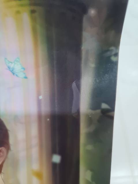 Hàng nhận được đầy đủ. Có điều đóng gói chưa được kỹ, bìa kẹp giấy của mình bị nhăn với rách 1 lỗ.