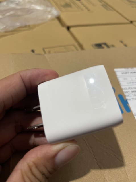 Sạc thường chứ không phải sạc nhanh giống mô tả, mới cắm điện tí đã nóng rồi. Đóng gói thì cẩn thận, nhưng khi bóc ra, ngoại hình như đã qua sử dụng. Lỡ mua 2 cái không biết làm sao