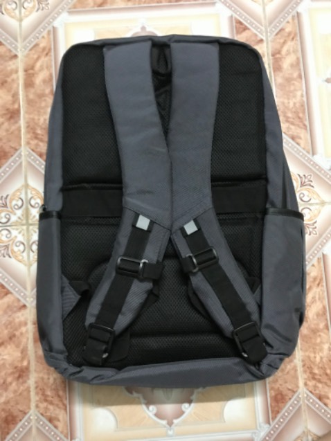 Balo chính hãng, lúc hàng về còn đóng nguyên trong túi kín. Độ hoàn thiện sản phẩm tốt đến từng chi tiết: từ chỉ may cho đến logo, khóa kéo, hoàn thiện chống nước,,,  Đã *** chống nước, thấy nước chảy trên mặt balo như mưa rơi trên mặt lá khoai ngứa. Balo không phải là màu xám chuẩn mà là màu xám xanh khá đẹp. Tuy shop có rep hơi chậm nhưng mua hàng quan trọng nhất vẫn là sản phẩm chất lượng, nên vẫn để 5 sao.