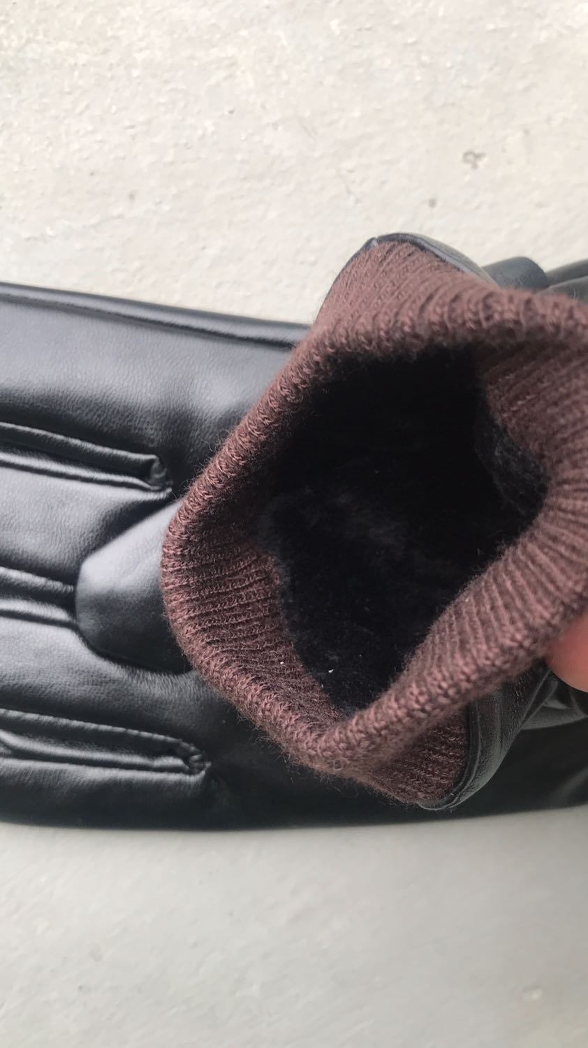 Shop đóng gói cẩn thận giao hàng nhanh mặc dù đang dịch. Khá là vui. Sản phẩm thì khá là tốt. Da chắc chắn, độ co giãn cao. Lớp lót nỉ lông tạo cảm giác bó sát, êm và dễ chịu khi sử dụng. Cảm ứng điện thoại ok, vuốt như không đeo luôn. Rất hài lòng. Sản phẩm đáng mua các bạn ạ.