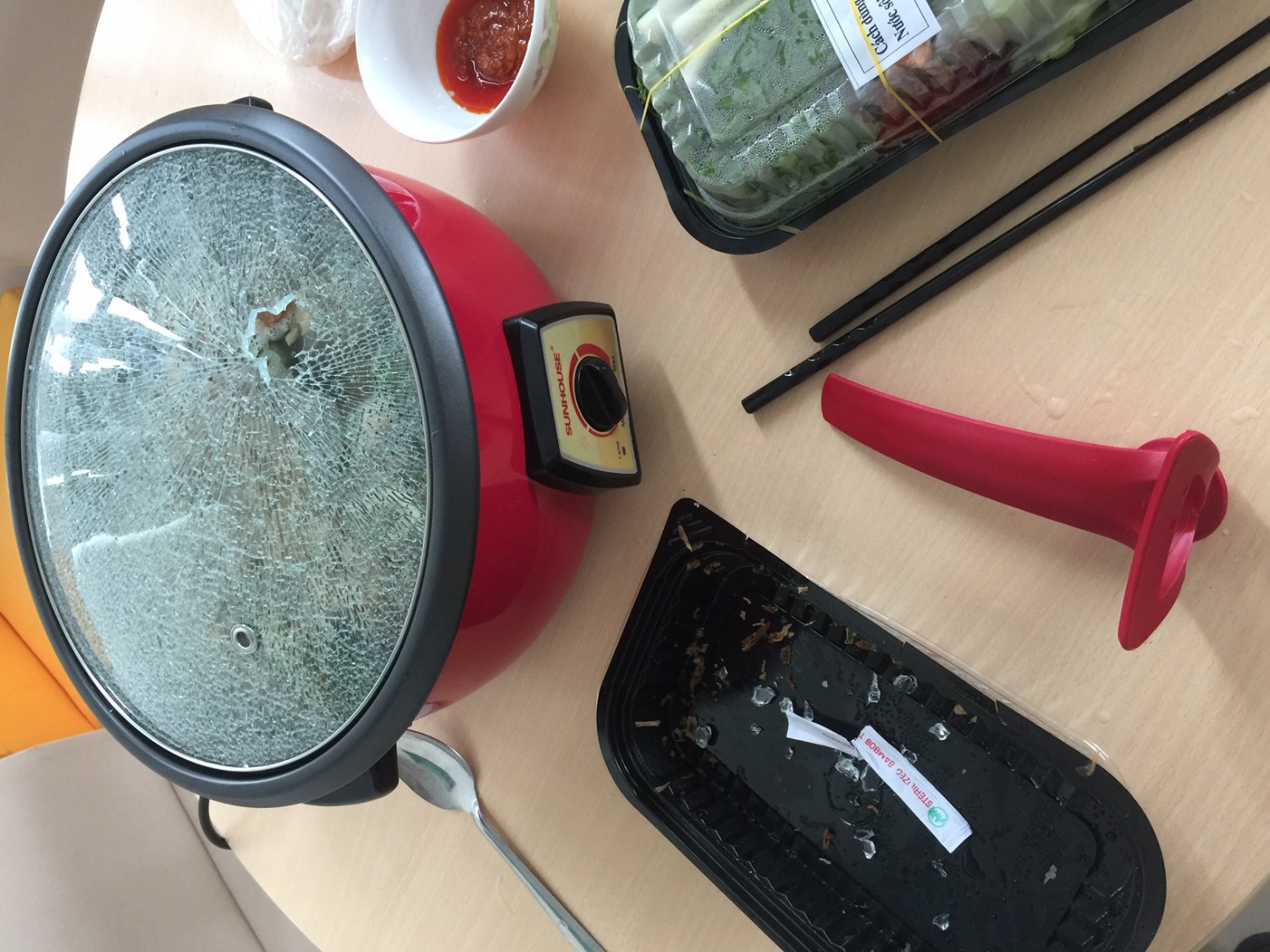 Tôi đã gửi lần 02 về việc than phiền sản phẩm và yêu cầu Tiki hỗ trợ thay nắp nồi lẫu điện, nhưng vẫn nhận được sự yên lặng từ phía Tiki.
Ngày 26/10/2018 gửi lần 1
Ngày 31/10/2018-Gửi lại lần 2: khiếu nại Đơn hàng #741521424 đã sẵn sàng để giao đến quý khách
Nội dung:
Kính gửi phòng hỗ trợ khách hàng,
Ngày 26/10/2018 tôi có mua 1 cái nồi lẫu điện với mã số đơn hàng 741521424.
Tôi sử dụng để nấu lẫu ngay sau khi mua, thì nắp nồi lẫu bị nứt và miễn chai của lớp kính rớt vào nồi lẫu, tôi có email với nội dung bên dưới và chụp hình gửi kèm và yêu cầu Tiki giải quyết.
Tôi sáng thứ 7 ngày 27/10/2018 có gọi điện, thì nhân viên tổng đài nói là đang giải quyết, trong vòng 48 tiếng sẽ có nhân viên tiki phản hồi giải quyết! Nhưng Đến tối hôm nay là 31/10/2018 đã là hơn 120 tiếng (tức 5 ngày trôi qua) vẫn không thấy ai gọi điện giải quyết cho tôi?
Có phải tiki không muốn giải quyết và phớt lờ trường hợp của tôi luôn ?
Xin vui lòng trả lời cho tôi được rõ.
Xin cám ơn!
Dương Quốc Hùng
31/10/2018