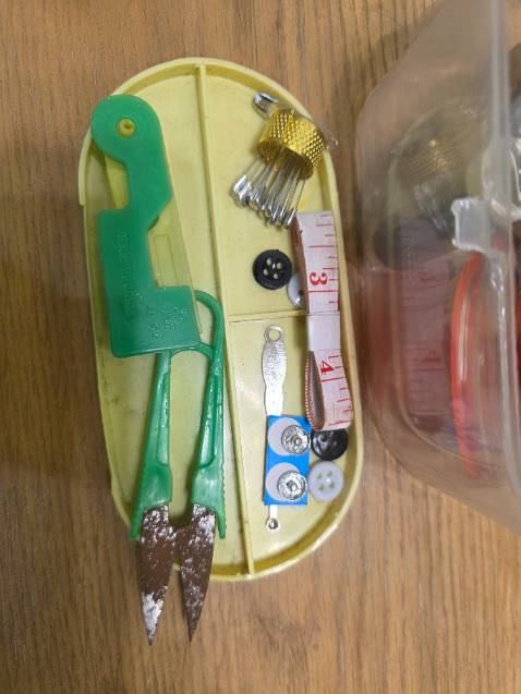 Kéo rỉ sét bẩn hết cả tay. Hàng giá trị thấp nên ngại trả lại