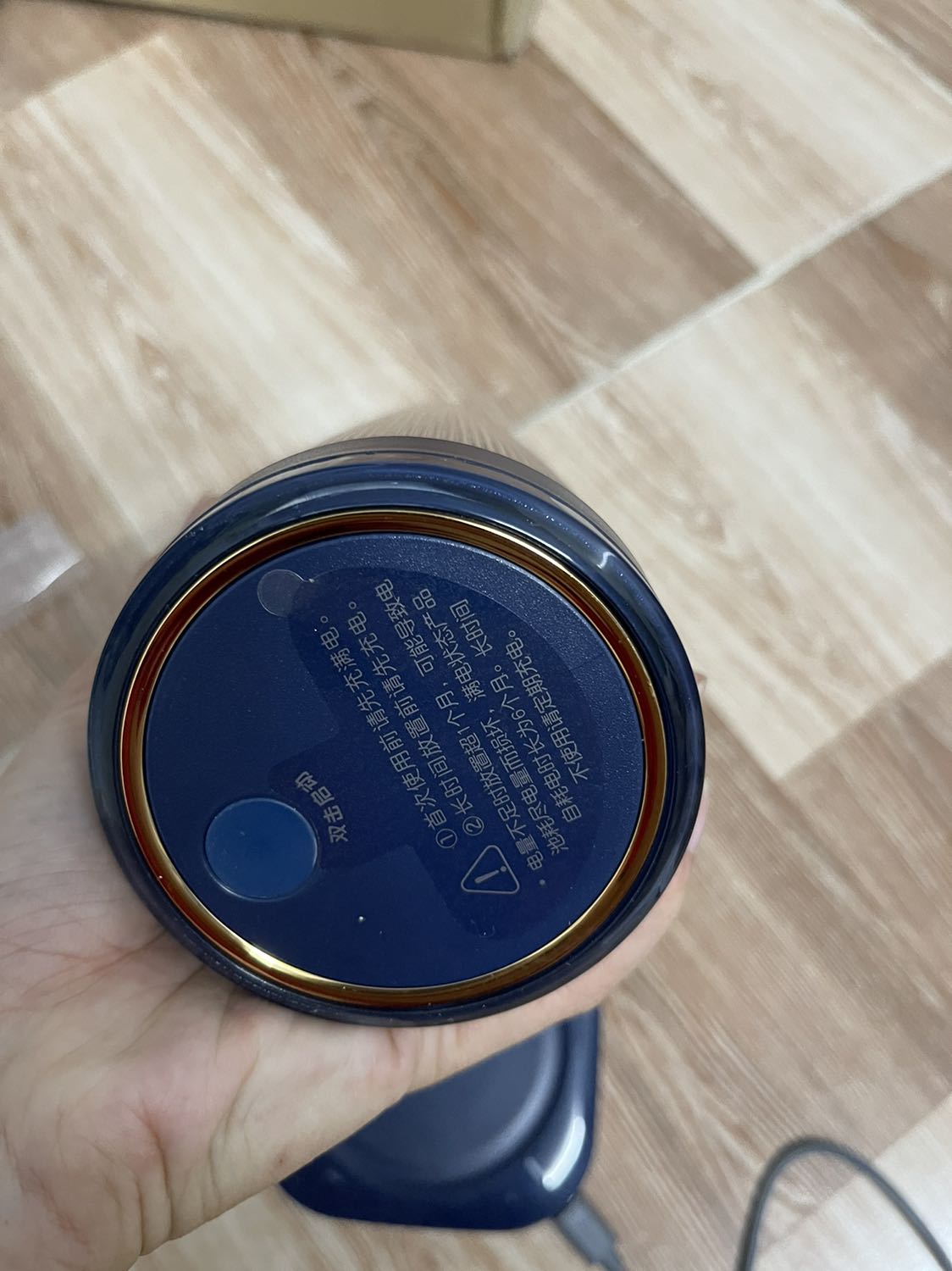 Sản phẩm cứng cáp ok,xay thì k như mình mong đợi lắm,có thể chỉ xay những trái cây mềm thôi,chắc mình xay hơi nhiều nên thấy khó xay,phải khoáy lên mới đều.để thử xài vài lần nữa xem sao,cái sạc thì sạc dt dc nhưng rất chậm (dù sao nó k phải là cái sạc dt nên mình chỉ nói thêm chứ k chê sản phẩm).