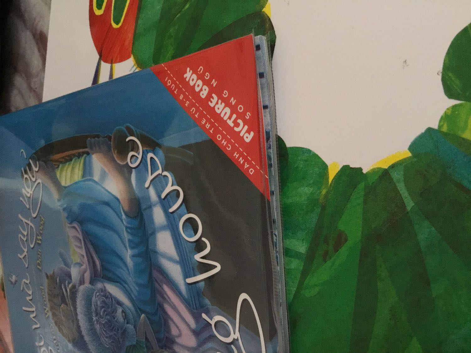 Câu chuyện dc dẫn đặt và lặp lại theo phương thức tăng tiến. Đọc phải lấy hơi nè các Mom, nhưng xét về câu chữ tiếng anh thì đọc có vần dễ hơn tiếng Việt.
Cuốn sách được đánh giá cao nhưng không hiểu sao cậu nhóc 3 tuổi nhà mình không hào hứng lắm. Con chỉ hỏi về con bọ chét ở đâu 2 lần., sau đó là thôi luôn. So với các truyện tranh ít chữ hơn thì bé thích hơn. Mình để con chọn sách mà con muốn mình đọc. Và Ngôi nhà say ngủ là quyển cuối cùng đọc để con đi ngủ. Các Mom tham khảo vài trang nha.
Riêng bookcare của Tiki thì mình nhiều lần ko hài lòng lắm. Bọc sách cứ hơi căng làm bìa sách hơi vểnh lênh. Rất ko ưng ý điểm này. Mong tiki chú ý