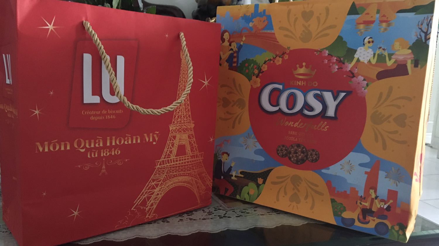 hàng giao nhanh, áp mã nên được giảm thêm 50k. Nhưng góp ý Tiki là giao hàng bánh tết cũng nên đóng thùng chứ. Bao giấy kính với quấn mỗi màng bọc mỏng như vậy thì dễ móp lắm. nếu vậy ai biếu quà thì nên đi ra tiệm lựa chứ xui móp quá sao dám tặng người khác.