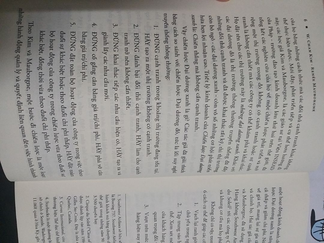 Đừng cạnh tranh.Hãy tạo ra thị trường mới...Đó là cốt lõi của cuốn sách kinh điển này.Có lẽ đã quá quen thuộc với cuốn sách này rồi.1 Chiến lược khá mới mẻ đại diện cho. thế hệ kinh doanh mới.Đừng hỏi tại sao đây là cuốn sách dc chọn vào các tác phẩm của Harvard business review press