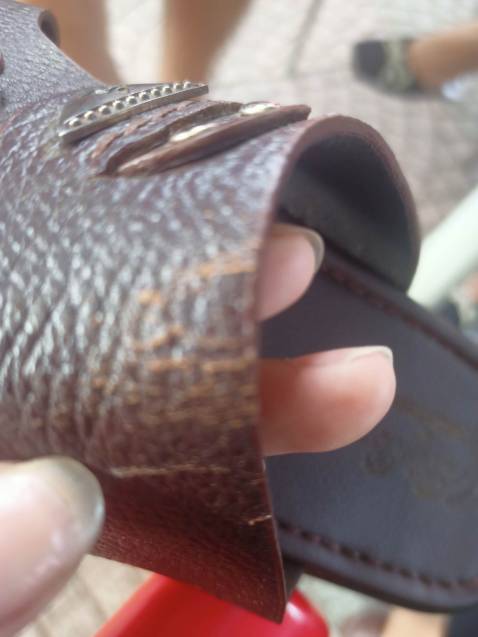 Dép đi mới hơn 1 tuần đã bị rạn da