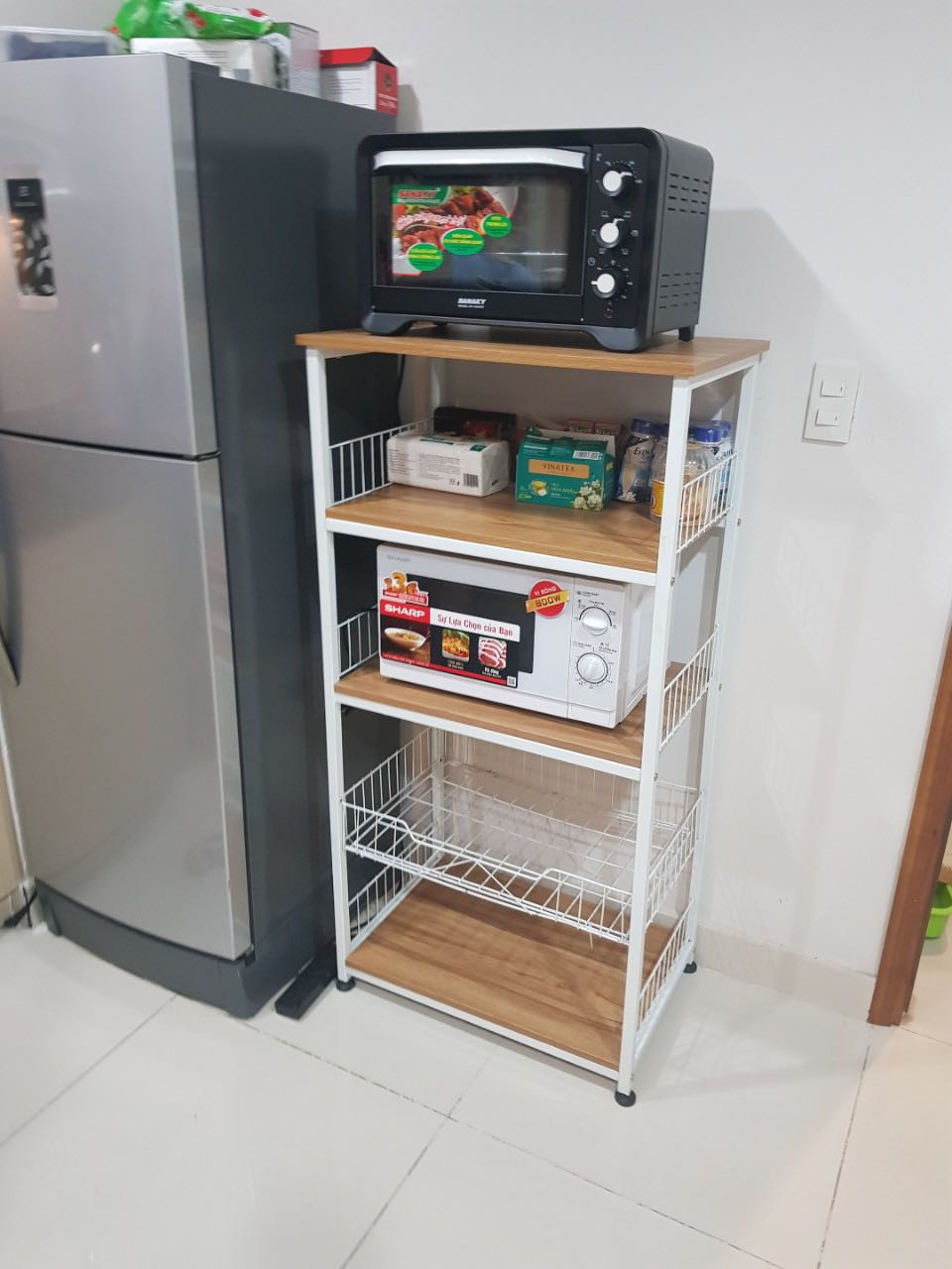 Thấy rất thích luôn, kệ cứng cáp, chân có 4 nút cao su tăng giảm được rất tiện. Mẫu này mình ưng ở chổ vừa có ngăn để máy móc các loại lại còn có ngăn rổ để úp chén hay rau củ khô nữa
Đầy đủ phụ kiện và có cả video hướng dẫn lắp ráp rất chuyên nghiệp
Giao hàng rất nhanh xứng đáng cho 5 sao về dịch vụ và chất lượng sản phẩm