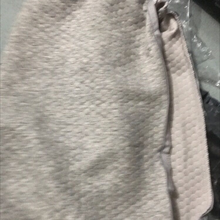 Vỏ gối màu xám ưng ý . sạch. mình đã mua 3 cái áo gối và 1 bộ gối cũng màu xám. mua nhiều lần sp ở shop. mn nên mua nhé. tks shop vì bán sp ưng ý . shiper giao hàng rất dễ thương và thân thiện. nói năng nhẹ nhàng.