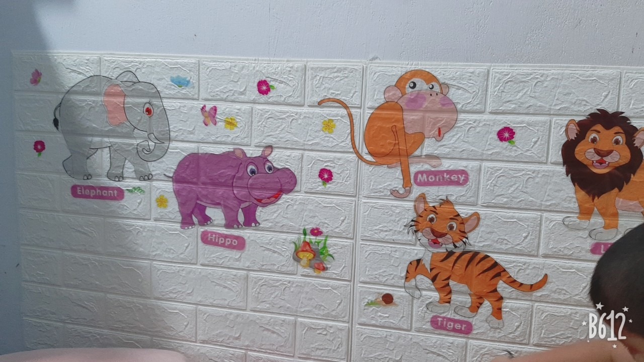 CÁC CON THÚ TO, BÉ RẤT THÍCH, MÀ DÁN PHẢI CẨN THẬN VÀ DÁN 1 LẦN THÔI, THÁO RA DÁN VÀO 2~3 LẦN THÌ DỄ TRÓC.