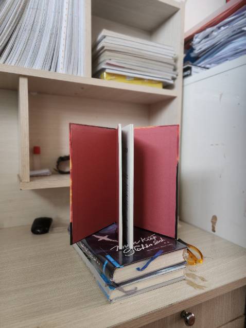 - Sản phẩm được nhà bán hàng Tiki Trading đóng gói chắc chắn; Cuốn sách được bao bởi hai lớp "áo khoác" bằng hộp và lớp chống sốc đảm bảo chất lượng.
- Cuốn sách được in rõ chữ, cỡ chữ vừa đủ đọc, mực in tốt. 
- Mùi sách thơm và dễ chịu, thoảng hương sách mới.
- Chất liệu bìa cứng sờ rất đã tay, màu sắc bắt mắt.
- Nội dung sách lôi cuốn, kể lại cuộc hành trình của những nhà khoa học từ phương Tây đã gạt bỏ mọi thành kiến để đặt chân đến trời Đông.
- Dạ, con xin cảm ơn nhà bán hàng Tiki Trading rất nhiều ạ!