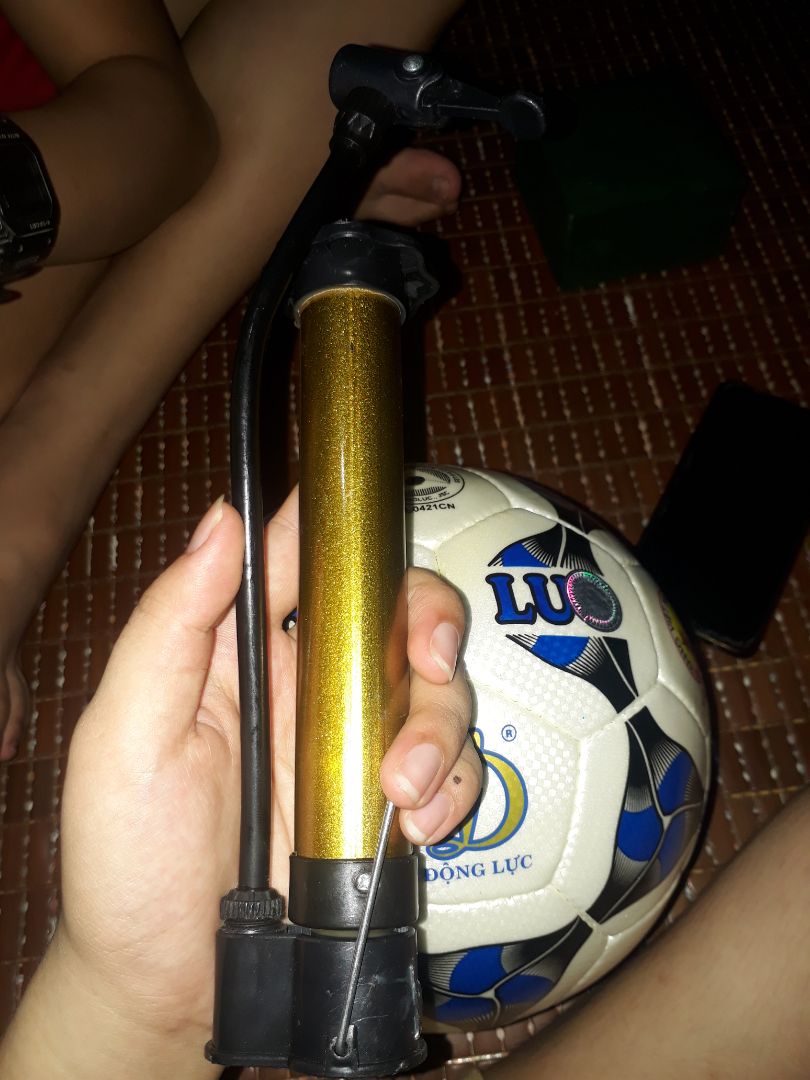 bóng thì đẹp không có gì để nói nhưng có một điều là mk thấy ghi là mua bóng (có kem theo kim bơm và lưới ). Mk cũng có mua thêm của shop là cái bơm mini+ kim bơm + lưới nhưng lúc nhận thì chỉ có 1 lưới và một kim thôi. Em thắc mắc ở đó ạ còn lại hàng theo em cảm nhận thì chất lượng tốt bóng thì đẹp không có gì để nói nhưng có một điều là mk thấy ghi là mua bóng (có kem theo kim bơm và lưới ). Mk cũng có mua thêm của shop là cái bơm mini+ kim bơm + lưới nhưng lúc nhận thì chỉ có 1 lưới và một kim thôi. Em thắc mắc ở đó ạ còn lại hàng theo em cảm nhận thì chất lượng tốt
