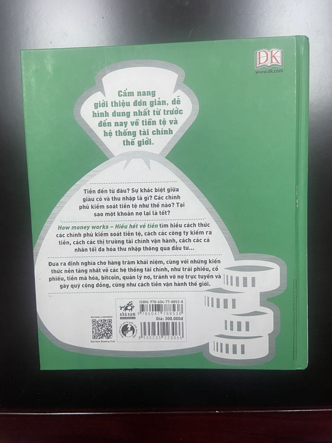 Tiki giao hàng nhanh. Sách trình bày rất đẹp mắt và trực quan. Về nội dung: sách trình bày đầy đủ các khía cạnh của tiền đủ để những ai không học về kinh tế nắm bắt toàn cảnh bức tranh về tiền. Đối với người học về kinh tế thì cuốn này rất cơ bản hầu hết đã được dạy ở các môn đại cương tại trường nên không cần phải đọc thêm. Phần tài chính cá nhân viết cũng tương đối các ý chính. Sách viết thị trường ở Anh nên có nhiều cái không đúng với Việt Nam. Chúc mọi người tìm được quyển sách ứng ý