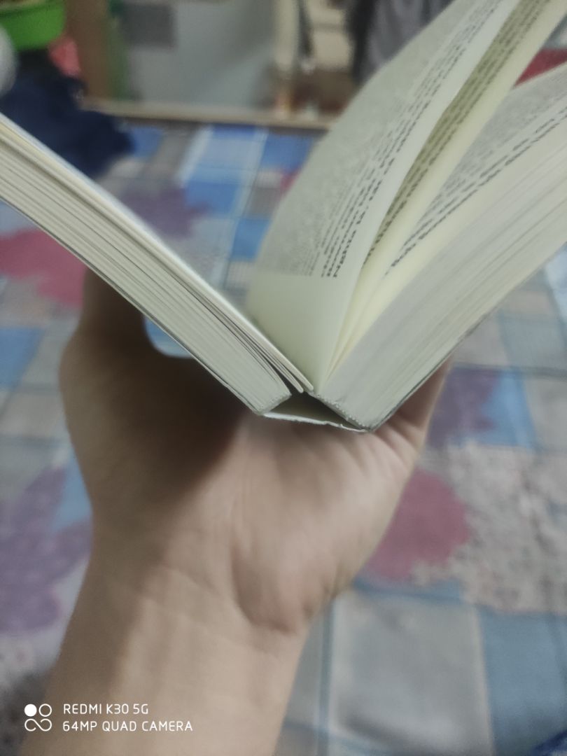 Nội dung thì không cần phải bình luận gì rồi nhưng mà chất lượng sách thì lật có mấy trang mà đã bung hết ra như thế này rồi, đã thế còn gặp shipper bố *** không có tiền lẻ thì không thèm thối lại nữa chứ. Chán