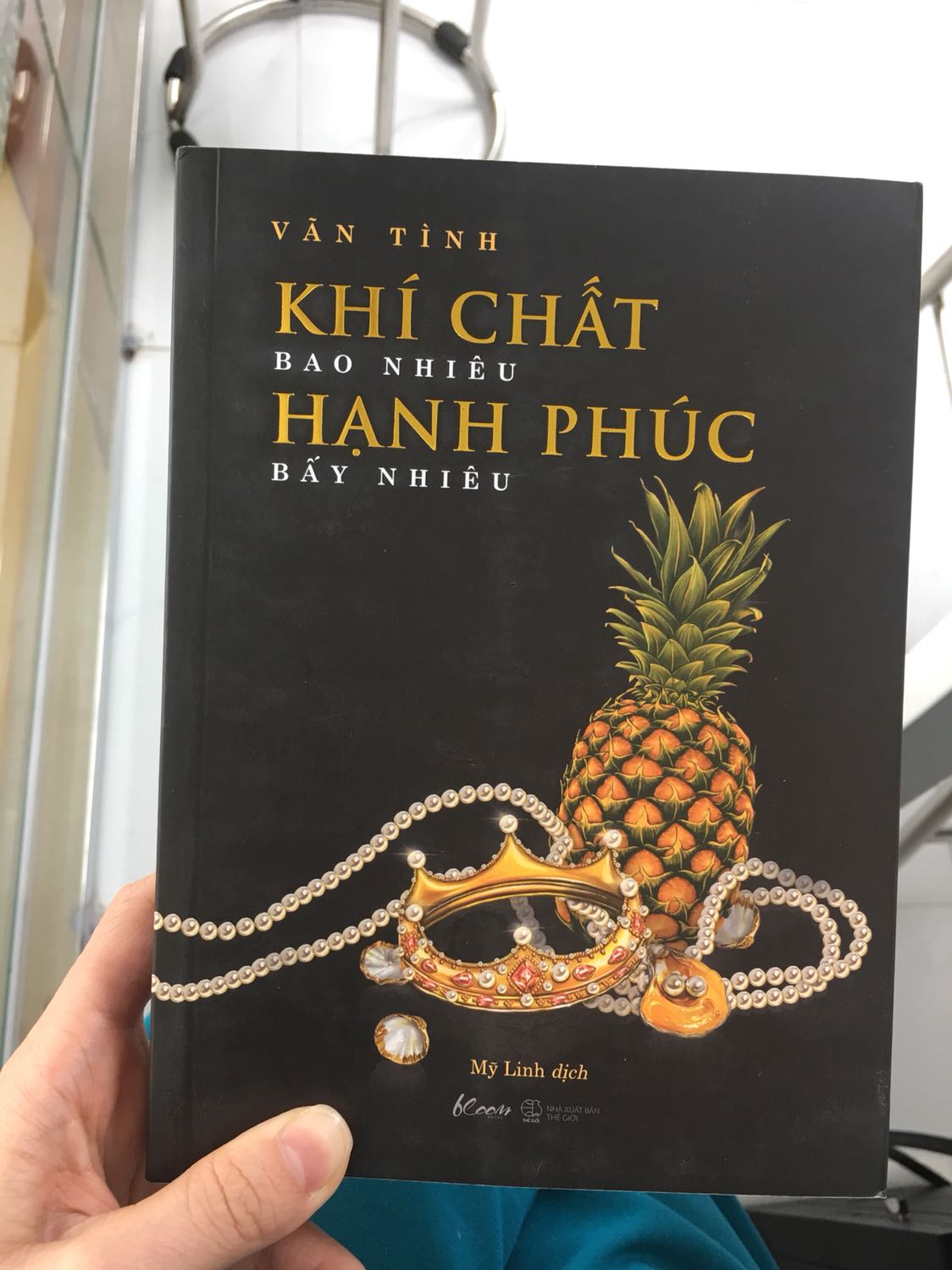 Cực kì thất vọng vì đợt giao hàng này. Sách như sách cũ, hàng chuyển từ HCM ra tận Quảng Ninh mà ko có bọc gói cẩn thận. Bìa sách có nếp gấp gập như đã dùng rồi, sách thì móp méo 🤔 bìa sách bị cọ sát nhìn rất bẩn. Chưa bao giờ phải phản hồi tiêu cực như thế này về tiki 👎🏻