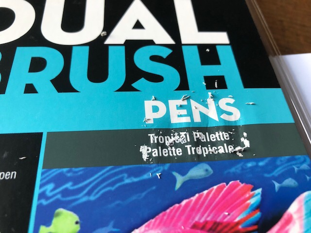 Tôi đặt hộp bút Tombow kiểu Retro, nhưng khi nhận được lại là hộp màu khác. Đặc biệt còn bị dán đè lên kiểu bút rồi viết thành Retro theo đơn của tôi. Tôi đã search dòng bút Tropiccal của Tombow thì thấy các màu bút trong đó cũng khác. Như vậy cửa hàng này đã cho bút khác vào một cái hộp và lại dán đè lên để đánh *** khác hàng. Tôi đã đọc được nhận xét của một khách hàng trước về hiện tượng này, nhưng tôi nghĩ chỉ nhầm gì đó, đến giờ có thể khẳng định đây là hành động cố ý