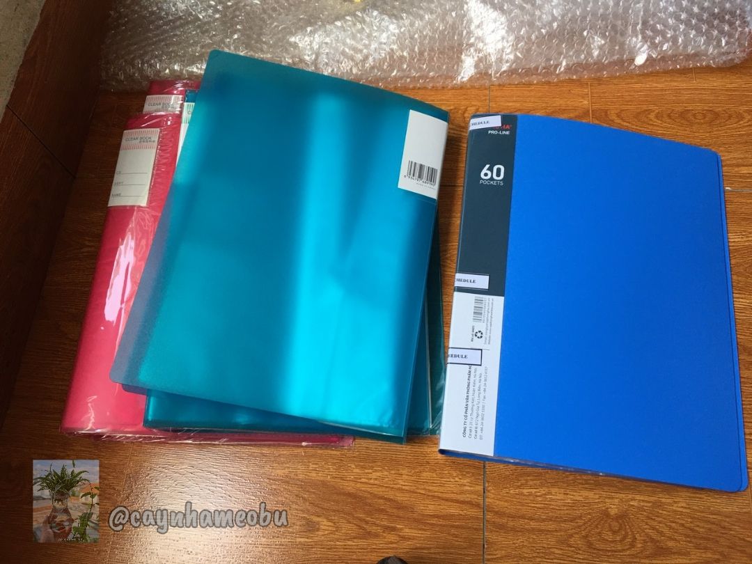 Đã nhận hàng- shop đóng gói chắc chắn vận chuyển đi xa nhưng vẫn rất an toàn. mình cũng đang dùng bìa 60 lá từ HH như ảnh nên đem ra so sánh luôn cho các bạn xem. HH sẽ dày dặn hơn, thiết kế về gáy Bìa khác nhau giữa 2 loại, lá nilong bên trong thì HH là dày dặn và chắc cũng như sờ sướng tay hơn, nhưng như thế ko có nghĩa là bìa 60 lá của YP WJ không dùng được. vẫn rất xứng đáng với giá tiền, chi phí tiết kiệm hơn hẳn 50 phần trăm so với HH. mình nghĩ nếu dùng trong môi trường nhiều người cùng sử dụng thì cũng cần lưu ý mọi người, còn nếu chỉ sử dụng riêng bạn hoặc số ít người, bạn khi đặt mua hàng là cũng biết giới hạn và mức độ phù hợp của sản phẩm này rùi. đáng giá với giá tiền, đầy đủ công năng. Đánh giá từ Hùng mèo- cây nhà mèo bự cảm ơn bạn đã đọc.