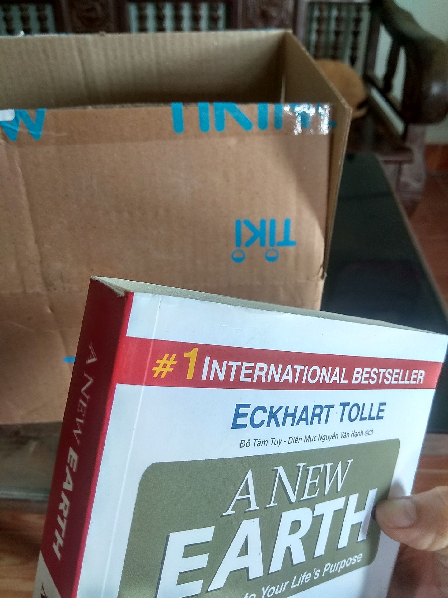 Mua 2 quyển sách mà Tiki đặt trong cái thùng to bằng nửa thùng mì tôm, sách này thì khá nhẹ nên bị méo chút góc do quăng quật làm mất thẩm mỹ . Sách nhẹ , giấy vàng đọc khá dịu mắt , giao hàng sớm hơn hẳn 2 ngày . Nói chung là ổn