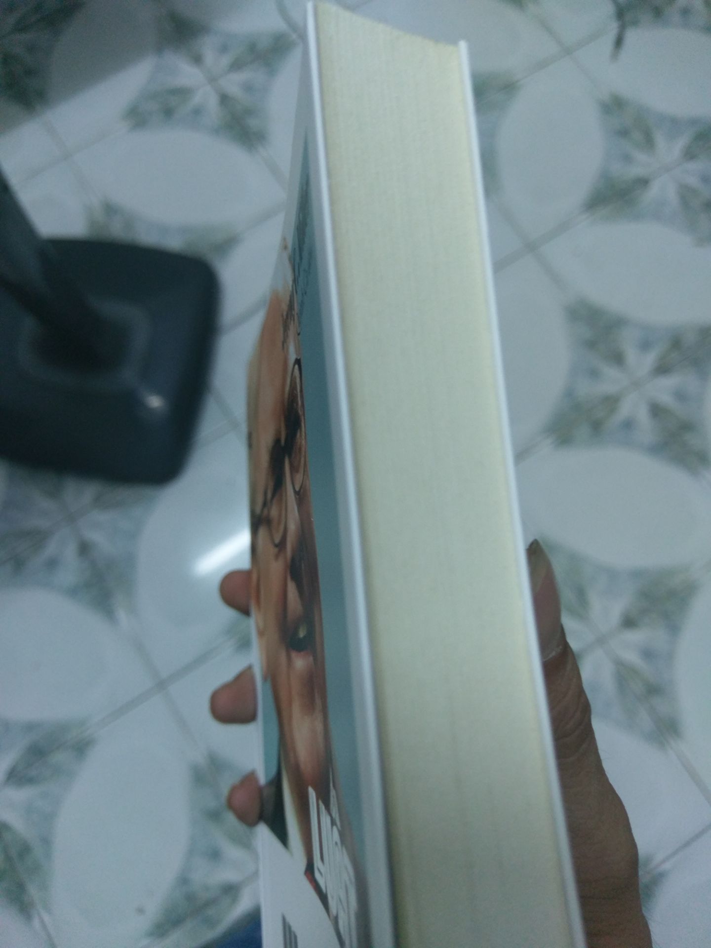 Nội dung chưa đọc nên chưa đánh giá được. Tuy nhiên bức xúc khi cầm cuốn sách dày như vậy mà nhẹ một cách bất thường so với các cuốn sách khác cùng độ dày, giấy in mỏng, thô ráp chỉ hơn giấy báo một chút. Cảm giác như cầm sách lậu vậy. Đơn vị phát hành sách Thái Hà cắt giảm chất lượng sách để cạnh tranh giá như vậy thì không dám ủng hộ nhà phát hành này nữa. Đã mua mấy cuốn từ Thái Hà nhưng lần đầu tiên thấy tình trạng này