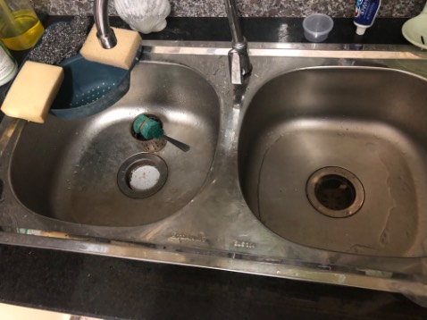 Mình mua định dùng để xử lý bồn rửa chén bị nghẹt, tuy nhiên không hiệu quả lắm với nhà mình. Dùng 1 gói không được nên nghe shop nói bồn thông nhau cần dùng tiếp gói thứ 2, tương đương 1L dung dịch sau khi hoà tan 2gói. Tuy nhiên trước khi dùng thì nước rút chậm sau 1-2 phút, sau khi dùng nước rút sau 2 giờ. Shop tư vấn tiếp là cần dùng 3-4L do đường ống to bồn to (thật ra bồn nhỏ, đường kính ống cỡ 3cm), cần tháo ống ra kiểm tra xem có cặn bên trong không. Cho 4* vì shop vẫn tận tình nhắn tin phản hồi và gọi tư vấn chứ sản phẩm không thật sự xử lý được việc nghẹt. À lưu ý khi hoà tan bột với nước sẽ có dung dịch ấm nóng, không nên dùng đồ nhựa mỏng để đựng bột trước khi hoà tan.