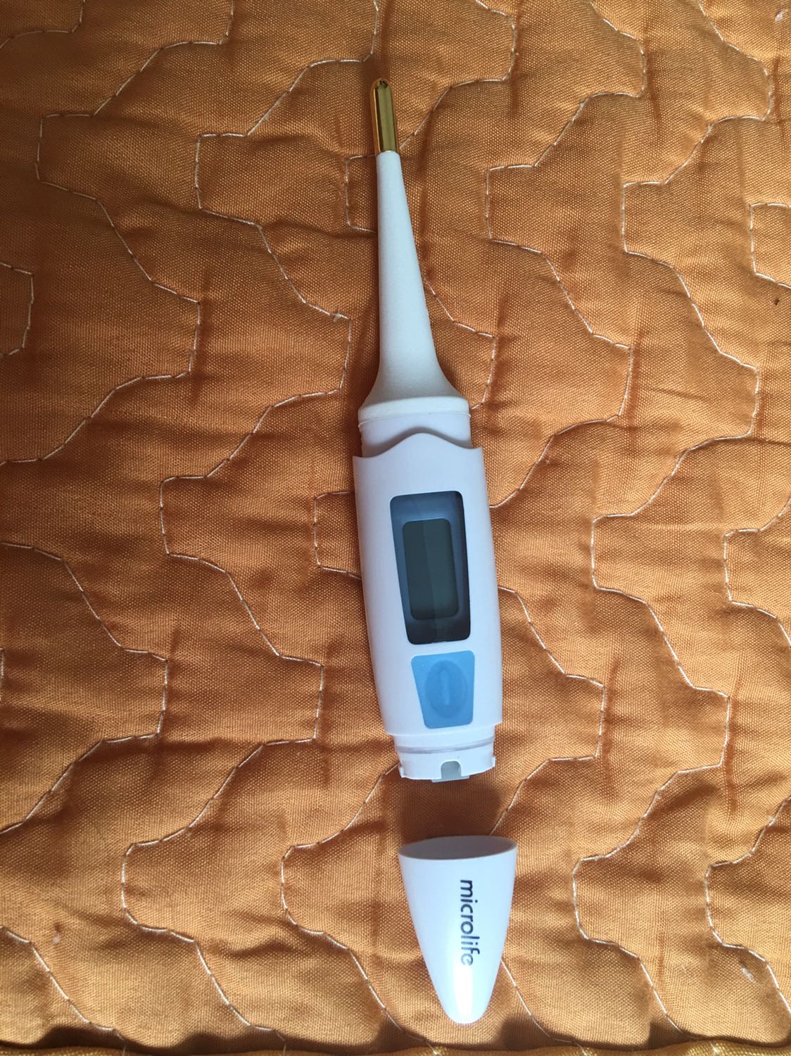 Mua trong dịp covid để kiểm tra thân nhiệt mỗi ngày nhưng trót rước về hàng dỏm, tốn 200k tiền ***. Nếu không phải hàng giả thì cũng là hàng kém chất lượng, không đáng giá 20k chứ gì 200k.

1/ Mặc dù Tiki đã bọc ngoài sp kĩ, cẩn thận nhưng bao bì của sp sờn rách, cũ, có vẻ hàng đã khui mở từ rất lâu. Cây nhiệt kế trông cũng cũ, ở những chỗ đường viền ghép hai nửa mảnh nhựa thì sần sùi không có cảm giác liền khớp nên trông giống hàng nhái là thế. Tờ hướng dẫn sử dụng tiếng việt chỉ có một mặt giấy nhưng đầy lỗi chính tả.

2/ Ngay ngày sử dụng đầu tiên đã có vấn đề, dùng được vài hôm thì xác định là nhiệt kế rởm rồi. Bảng điện tử tự động bật tắt mà mình không bấm tới cái nút, chút va chạm nhẹ như cầm thân nhiệt kế hay đặt lên giường là nó tự động tít tít bật tắt. Làm theo hướng dẫn cũng chẳng đo được, lúc thì nó hiện thân nhiệt hơn trăm độ C, lúc đo được thì chỉ hiện 36.4, đã thử đo lặp nhiều lần, đo thử cho đàn ông đàn bà trong nhà suốt mấy ngày nay thì kết quả chỉ là 36.4 độ C (lâu lâu hiện 36.5 nhưng quanh quẩn giá trị mặc định trên). Trước đây đo nhiệt kế thuỷ ngân cũng chẳng bao giờ thấy thân nhiệt mình ổn định một giá trị như thế. Thấy nghi ngờ độ chính xác của sp này.

3/ Tìm trên mạng cũng không nhiều thông tin về sp này nên không thể xác định được thật giả. Những thông tin tìm được về sp này thì thấy bao bì có vẻ khác. Những trang thương mại điện tử khác bán có 170k thôi. Mọi người nên cẩn thận khi mua cây MT200 này. Tưởng thương hiệu microlife thì được đảm bảo chất lượng nhưng mua hàng giả thì không khác gì cây nhựa với cái bảng điện tử vô dụng đâu.