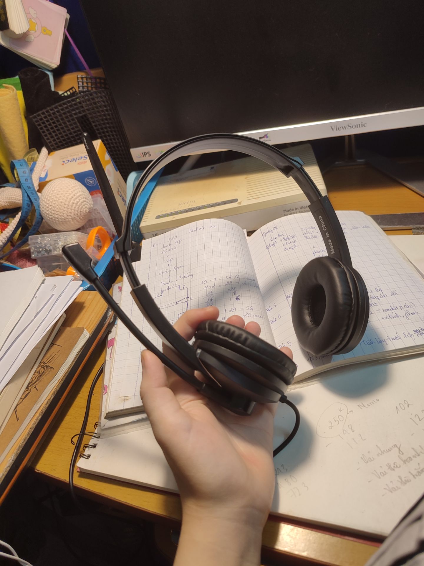 tai nghe ổn, tikinow giao nhanh.
đóng gói tốt
gồm hai jack 3.5 của mic và tai nghe, các bạn nên gắm jack nằm sau CPU thì sẽ dùng mic được, ban đầu mình cắm jack mic ở mặt trước CPU máy cũng ko nhận, máy hiện lên thông báo găm jack back side thì dùng đc mic.