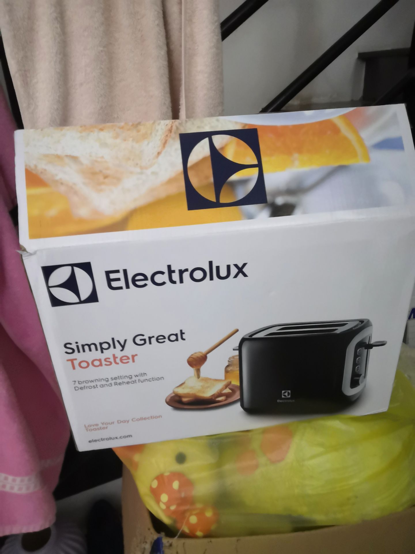 Xài thấy ok. Đúng là có nghe mùi nhựa khi nướng. Nhưng bánh mì khi ăn không nghe mùi gì. Thơm thôi. Màu đen nhìn sang.