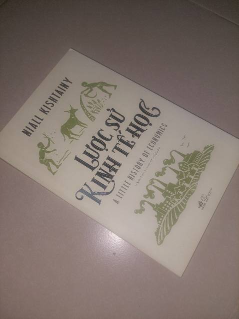 Kinh tế học có thể coi là khoa học nghiên cứu cách thức con người sống trong một thế giới với các nguồn lực “ khan hiếm “. Kinh tế học đồng hành cùng các ngành khoa học về xã hội loài người bắt đầu từ những nhà triết học cổ đại cho đến những nhà tư vấn chính sách giải quyết những vấn đề toàn cầu hiện nay.
Cuốn “ Lược sử kinh tế học” đã tóm lược toàn bộ quá trình đó bằng những câu chuyện kể ngắn gọn súc tích ở đó các nhà tư tưởng đã xem xét nền kinh tế theo nhiều cách khác nhau với đủ loại đức tin chính trị, họ đưa ra những ý tưởng khác nhau để giải quyết các vấn đề trong thời đại của họ. Đây là một cuốn sách bổ ích giúp người đọc dù là bình dân hay nhà nghiên cứu kinh tế, là một tổ chức doanh nghiệp cho đến chính phủ hiểu bản chất những vấn đề cơ bản của nền kinh tế tự tìm ra cho mình những phương thức để có thể đối mặt với các vấn đề kinh tế ngày nay, cho dù đó là sự bất bình đẳng cực đoan, khủng hoảng tài chính hay các vấn đề môi trường…

“Phải làm gì để sống tốt trong xã hội loài người? Mọi người cần gì để được hạnh phúc và thỏa mãn? Điều gì làm cho họ thực sự phát triển mạnh mẽ? Đó là nơi kinh tế học bắt đầu và, sau tất cả các tranh luận và bất đồng, đó là nơi mà nó phải bắt đầu lại một lần nữa.”